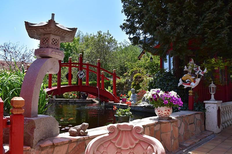 Gite Au Printemps Japonais, Petit Train De La Mure, Parc Des Ecrins Pierre-Chatel Exteriör bild