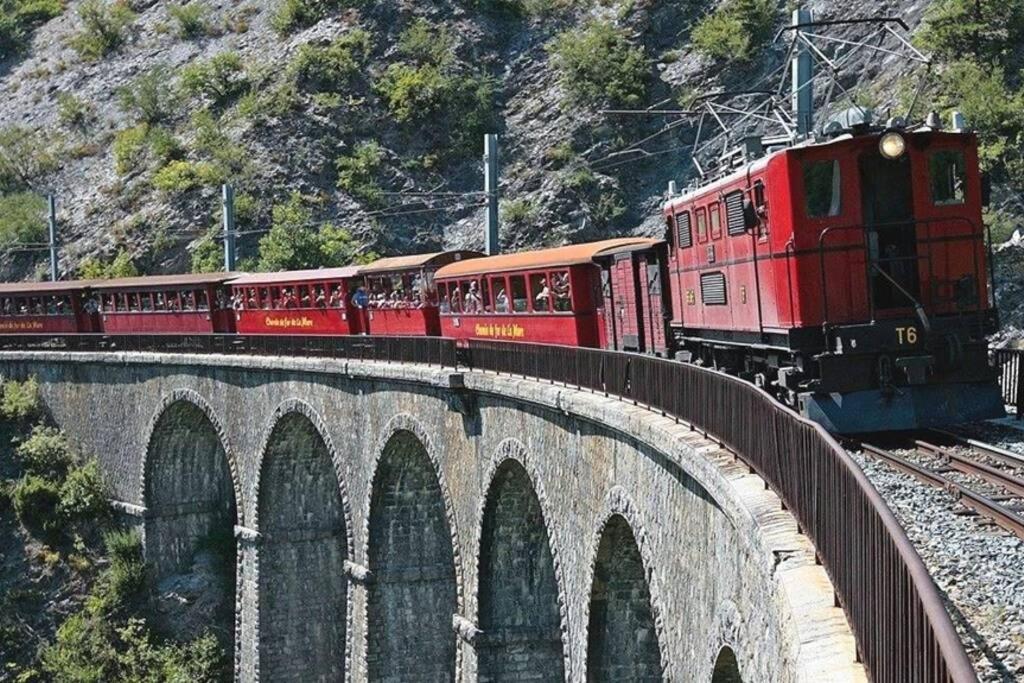 Gite Au Printemps Japonais, Petit Train De La Mure, Parc Des Ecrins Pierre-Chatel Exteriör bild